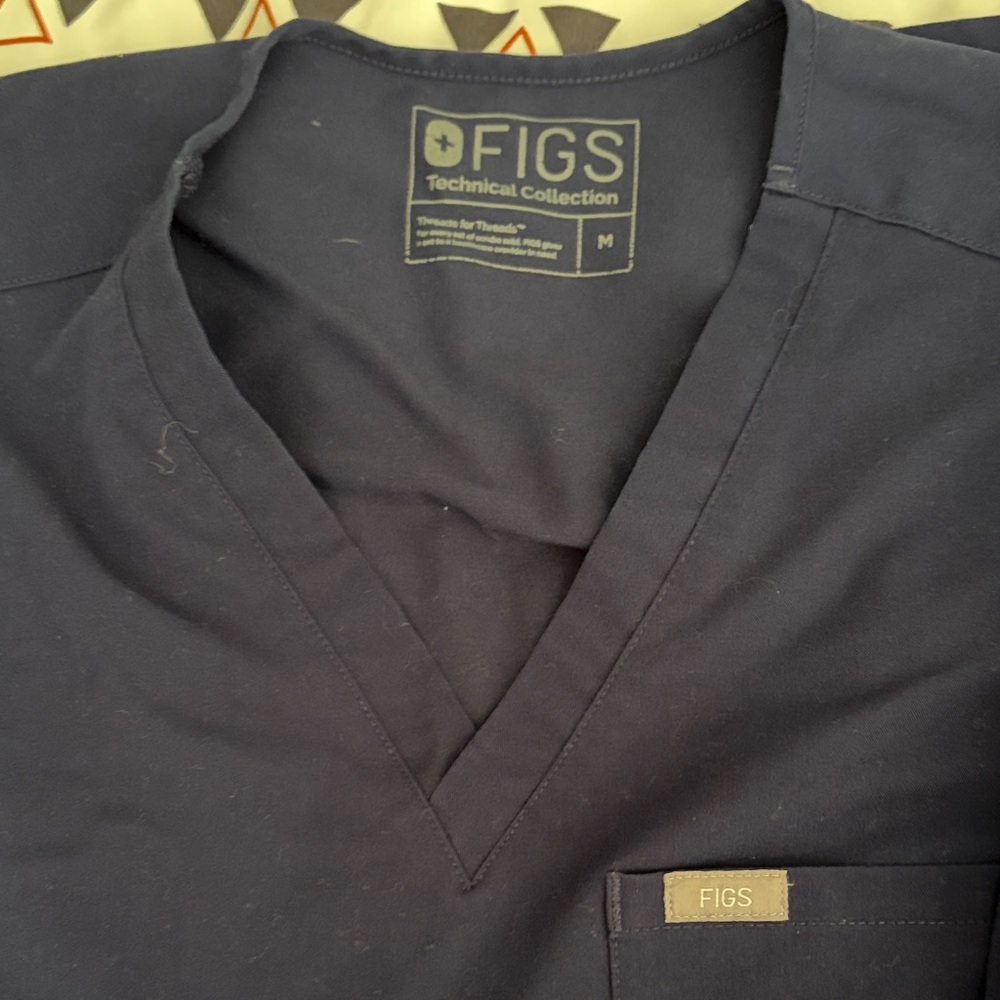 Figs women’s  Navy V-Neck Scrub top and jogger pants